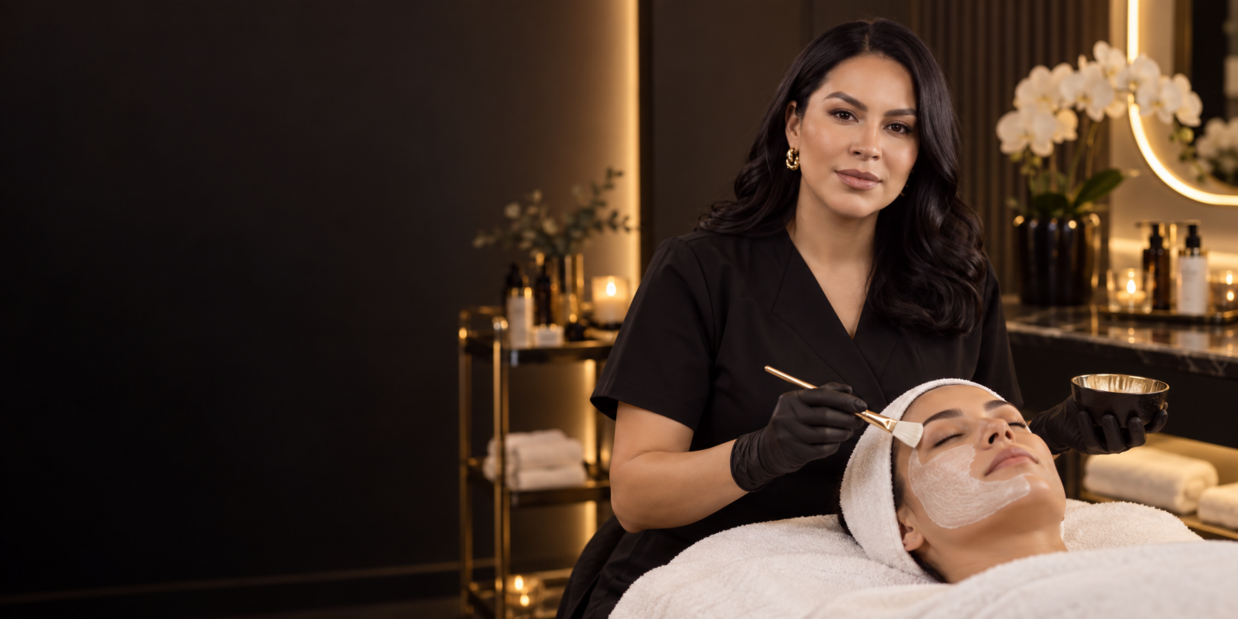 Esteticista de Queens Essence realizando un tratamiento facial
